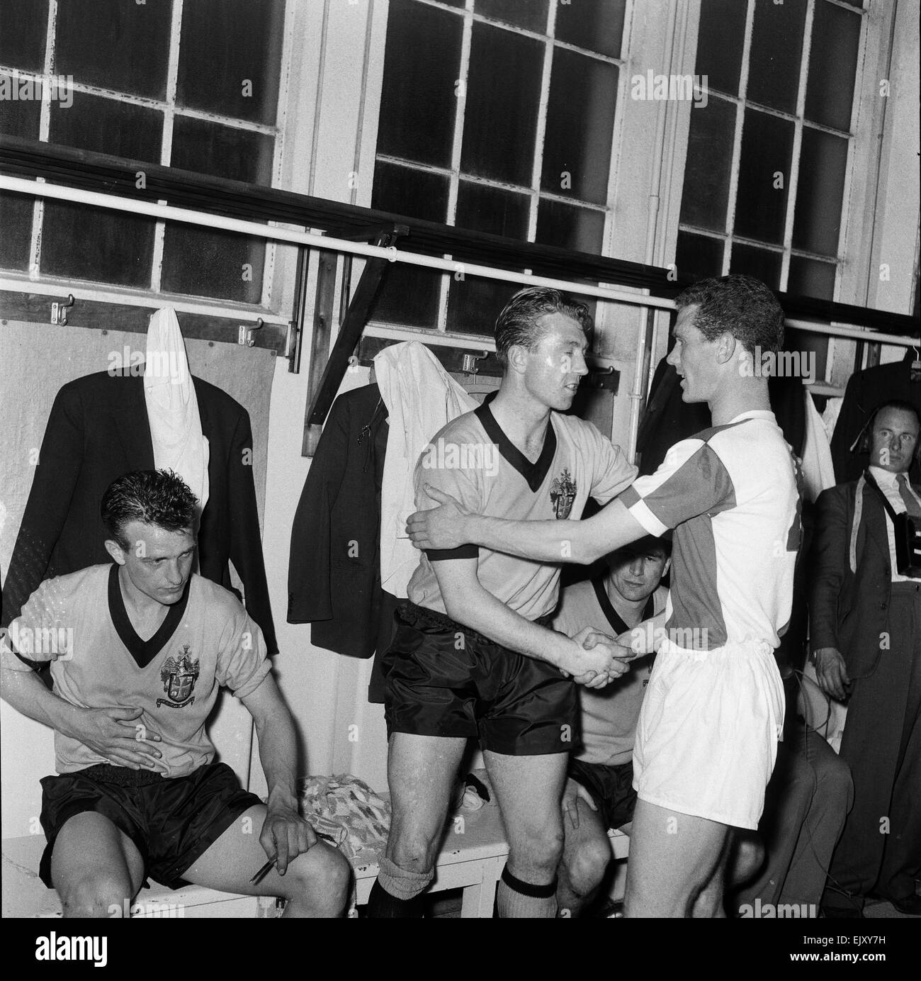 FA Cup Final at Wembley Stadium. Wolverhampton Wanderers 3 v Blackburn Rovers 0. Blackburn's Ronnie Clayton shakes hands with Wolves' George Showell in the dressing room.  7th May 1960. Stock Photo