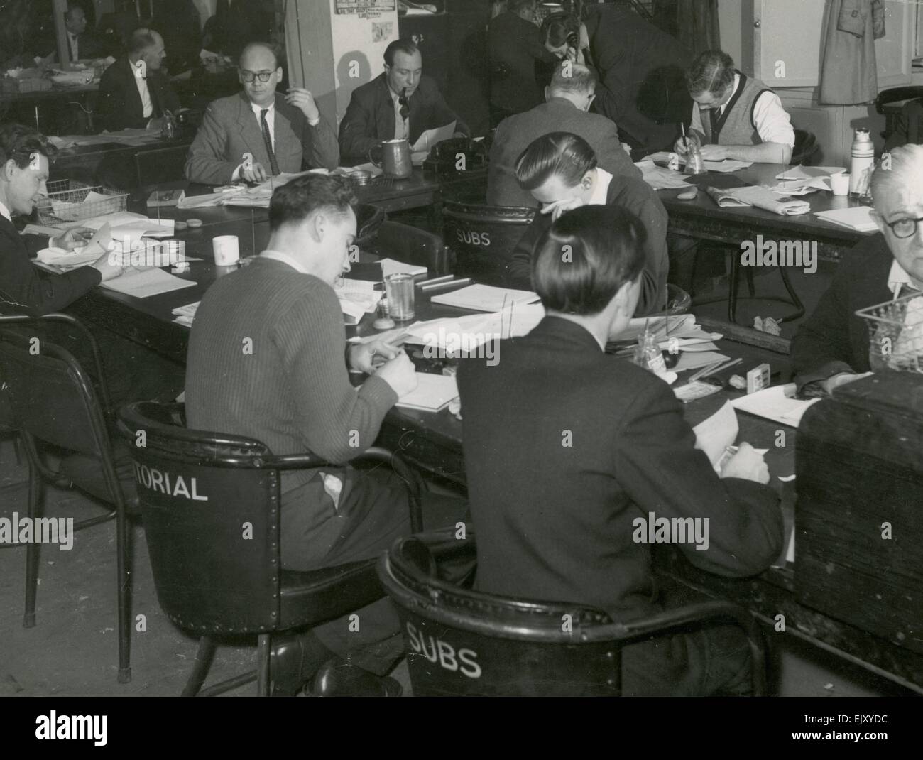 Busy Scenes On The Daily Mirror News Desk 3rd March 1957 Stock