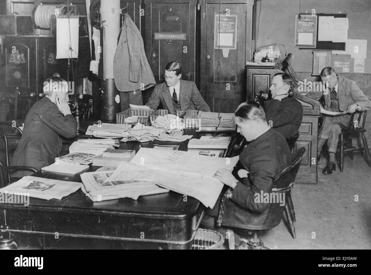 An early morning staff meeting on the Daily Mirror news desk at Geraldine House, Fetters Lane, 1927. Stock Photo