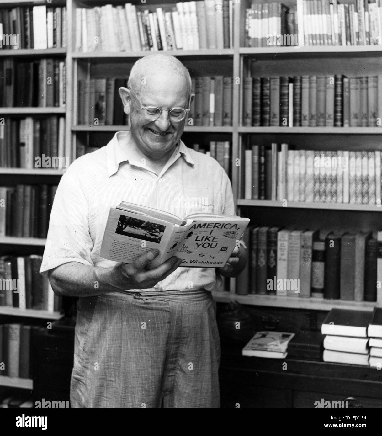P.G.WODEHOUSE (1881-1975) English humourist at his in Basket Neck Lane, Remsenburg, New York, about 1956. Photo Graphic House 6640J Stock Photo