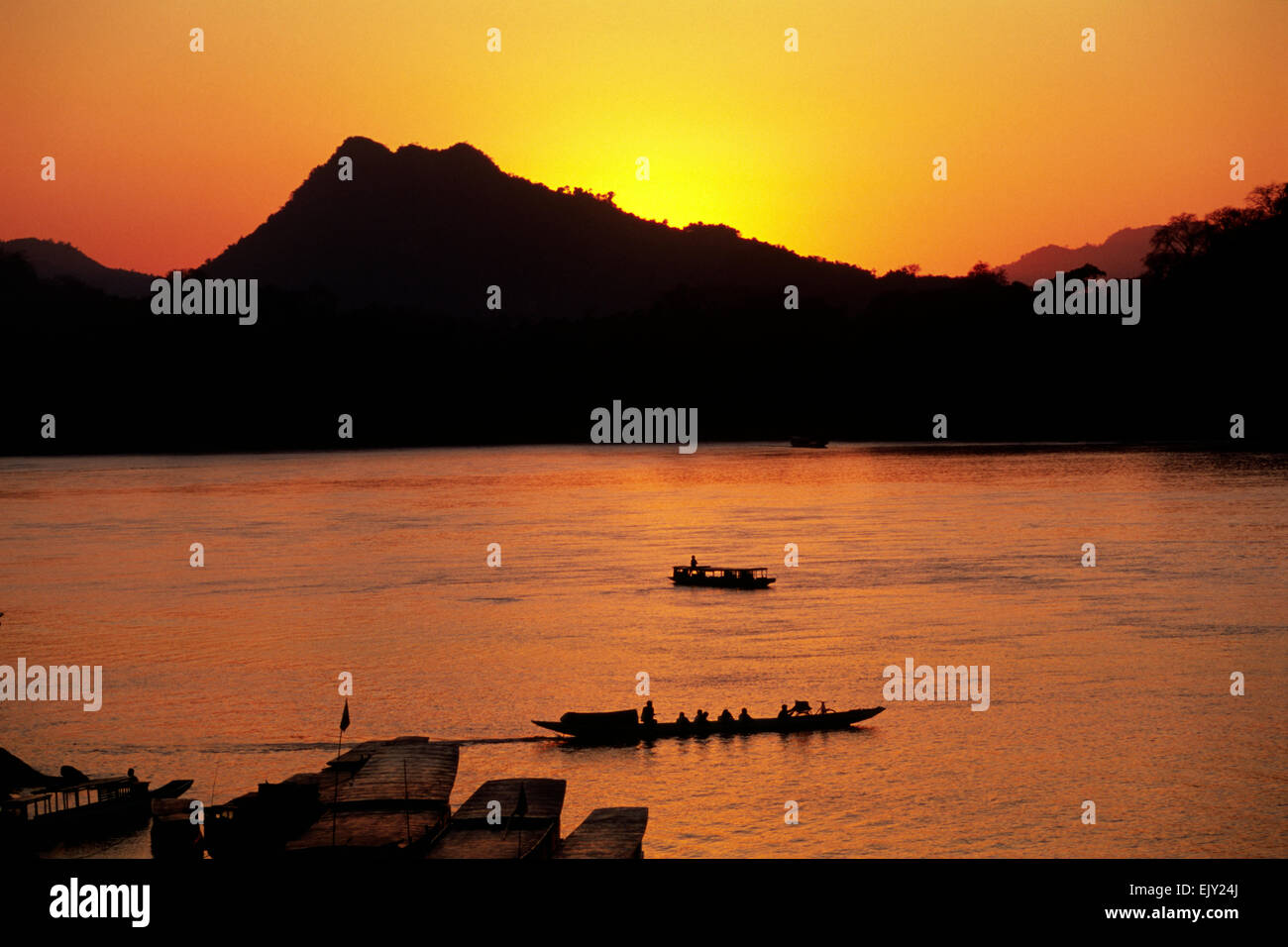 Laos Luang Prabang Mekong River Sunset Stock Photo Alamy laos-luang-prabang-mekong-river-sunset-stock-photo-alamy