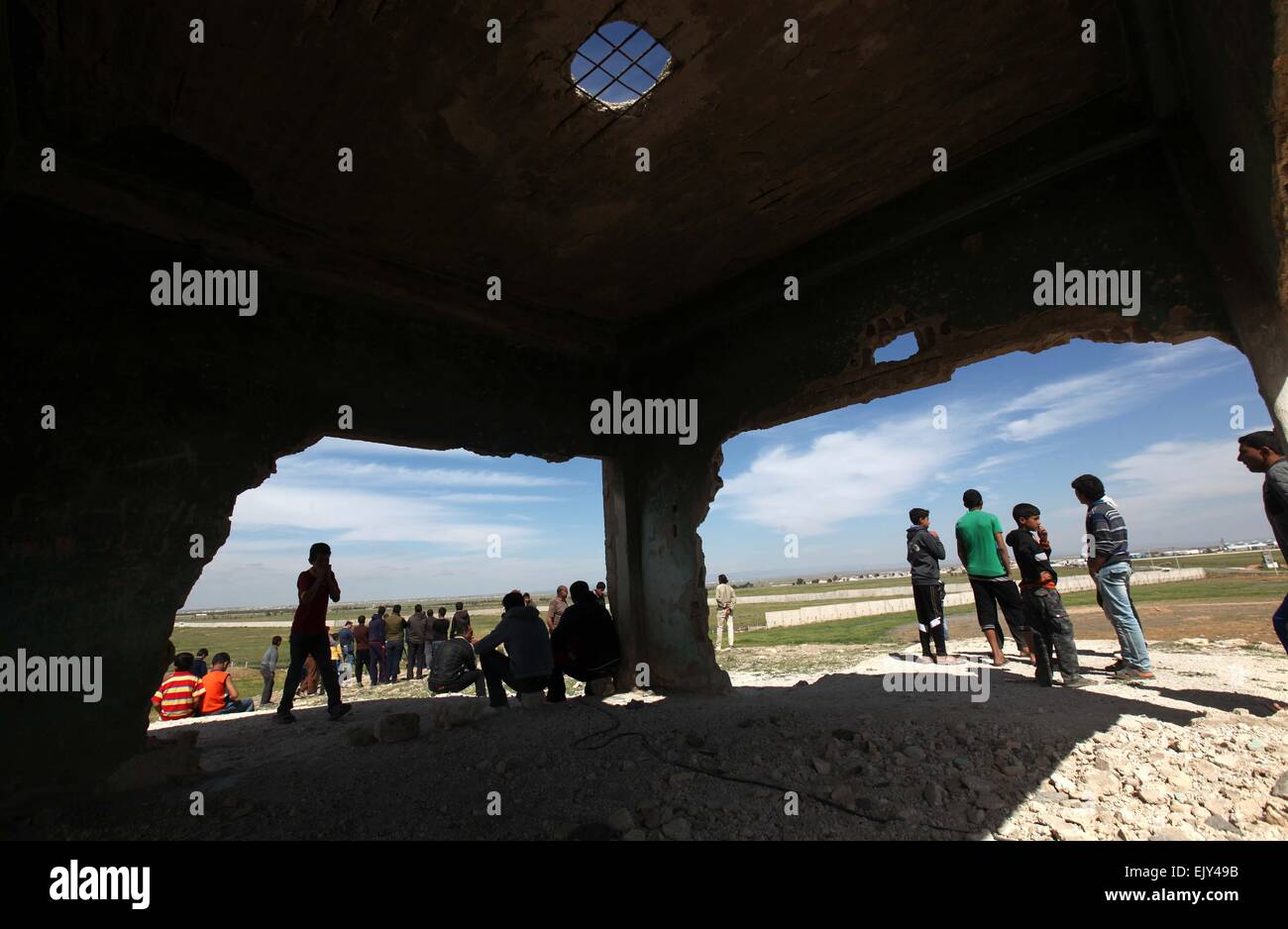 Jaber. 2nd Apr, 2015. Jordanians look at Syria after an airstrike near the main Jaber border crossing in the Jordanian city of Mafraq on April 2, 2015. © Mohammad Abu Ghosh/Xinhua/Alamy Live News Stock Photo