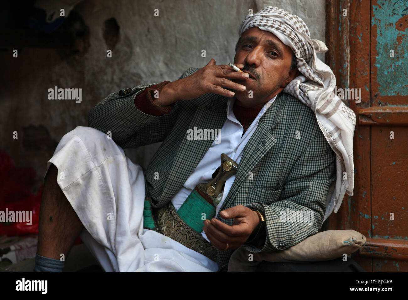A street vendor smoking in Sanaa, Yemen Stock Photo
