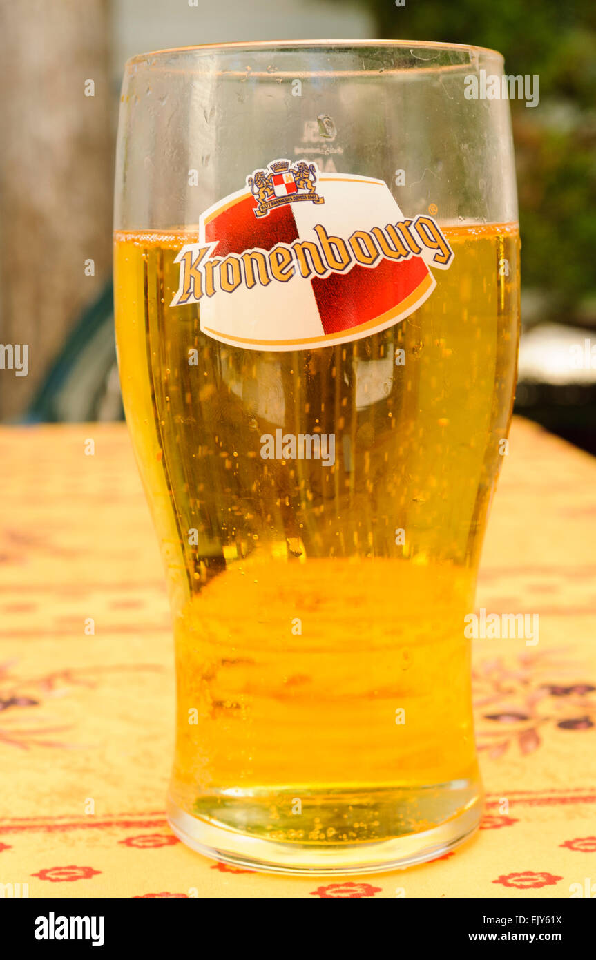 Pint of lager half full hi-res stock photography and images - Alamy