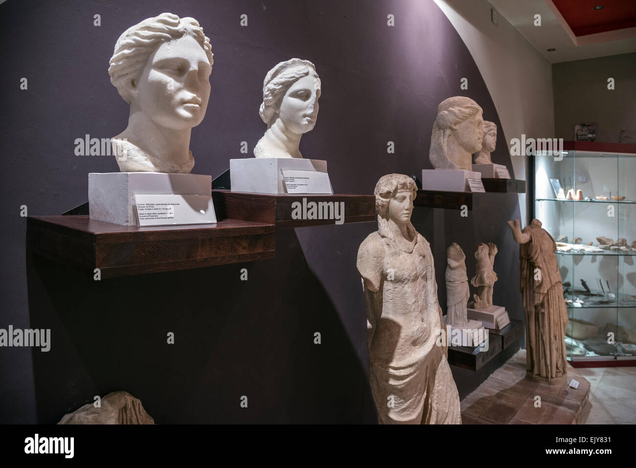 Roman busts hi-res stock photography and images - Alamy