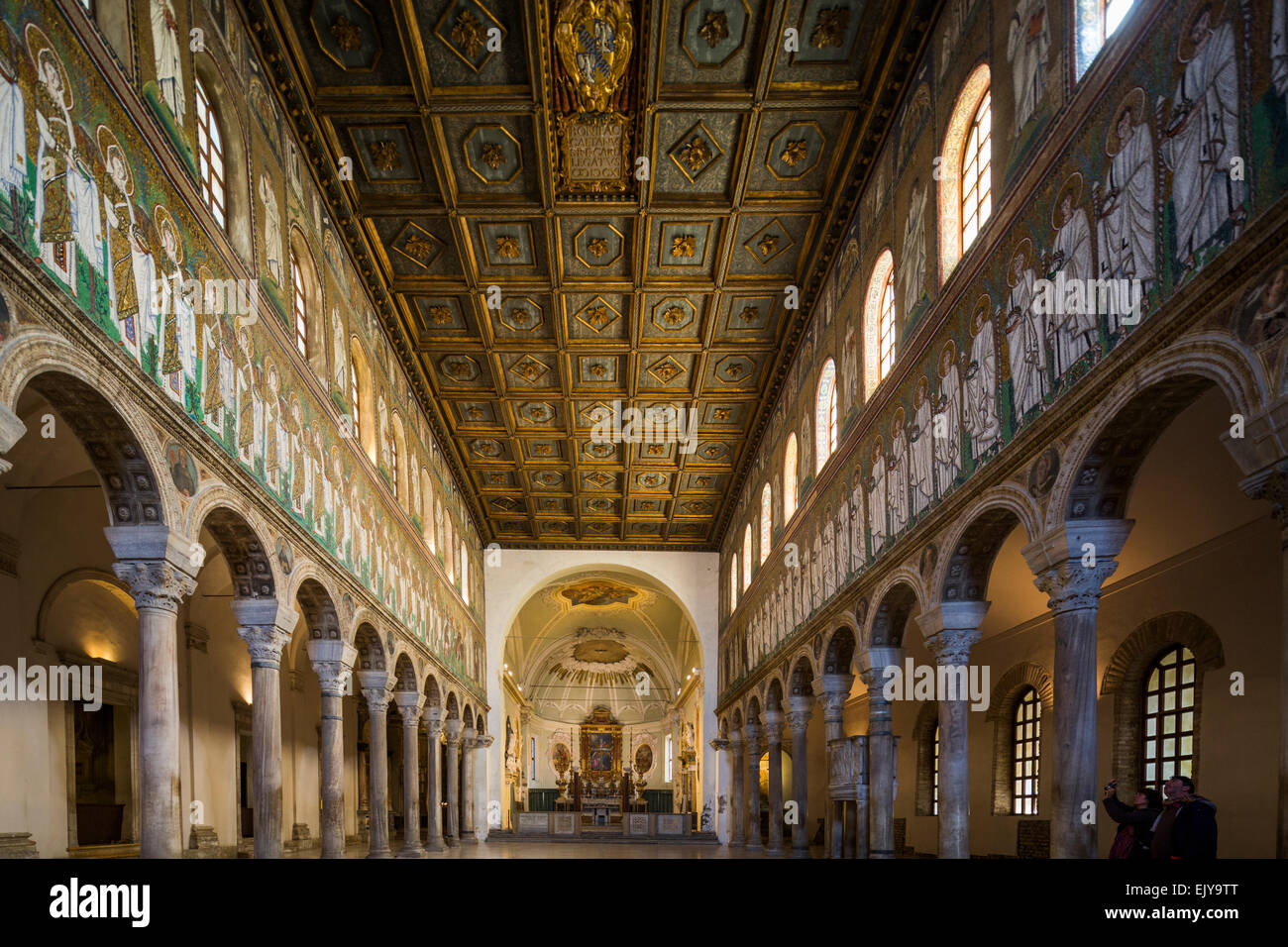 INTERIOR DE LA BASILICA DE SAN APOLINAR NUOVO - SIGLO VI. Location:  BASILICA DE SAN APOLINAR NUOVO, RAVENA, ITALIA Stock Photo - Alamy