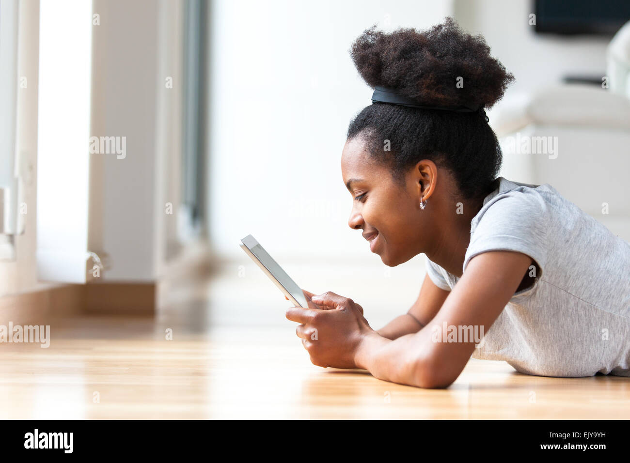 Black teen girl tablet hi-res stock photography and images - Alamy