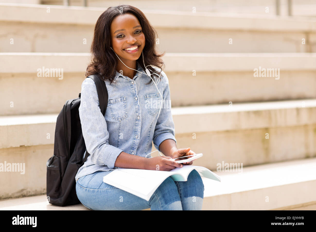 Female student book outside hi-res stock photography and images - Alamy