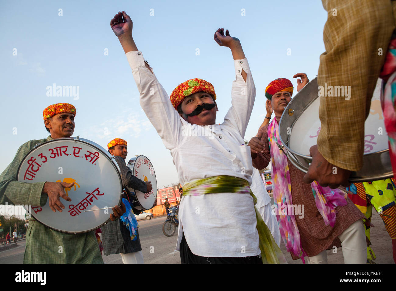 Rajasthani folk dancers celebrating the festival of Holi in Bikaner Stock Photo