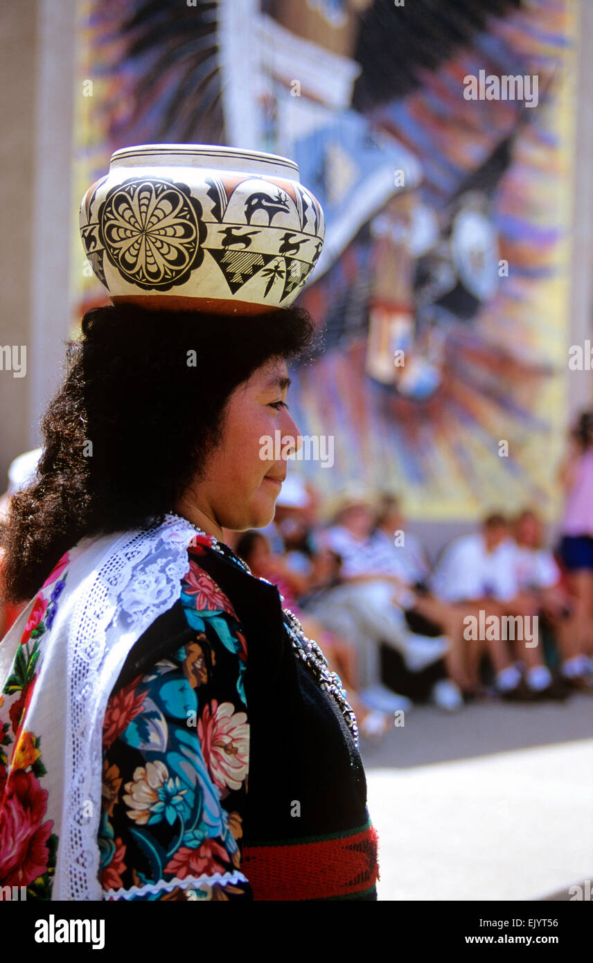 Zuni indian woman hi-res stock photography and images - Alamy