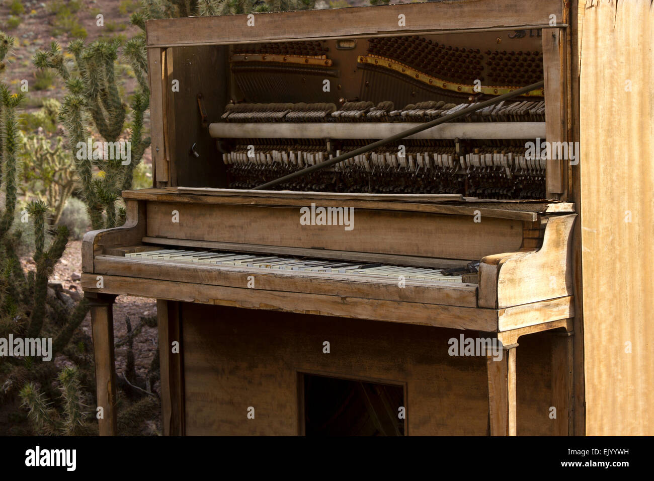 Antique wooden piano outside in the desert Stock Photo Alamy