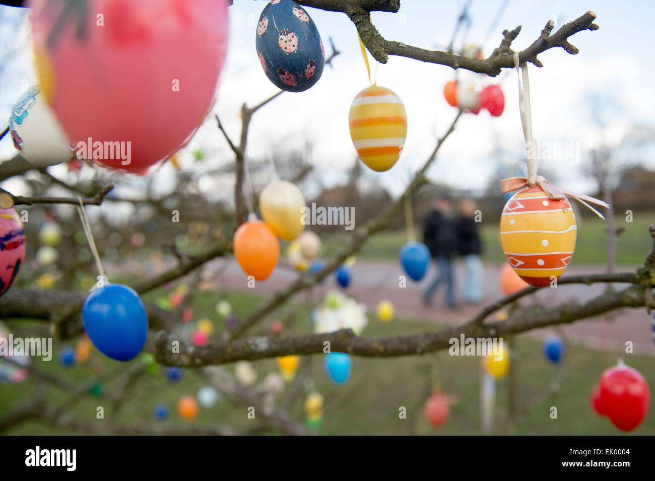 Britzer Garten, Berlin. 3rd Apr, 2015. Brightly coloured Easter eggs