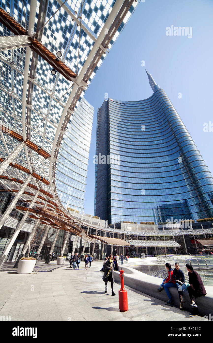 Piazza Gae Aulenti New Porta Garibaldi Milano. Unicredit building Stock  Photo - Alamy