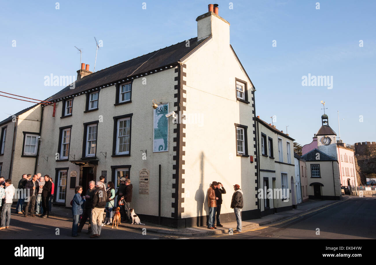 The New Three Mariners pub in centre of Laugharne with drinkers outside