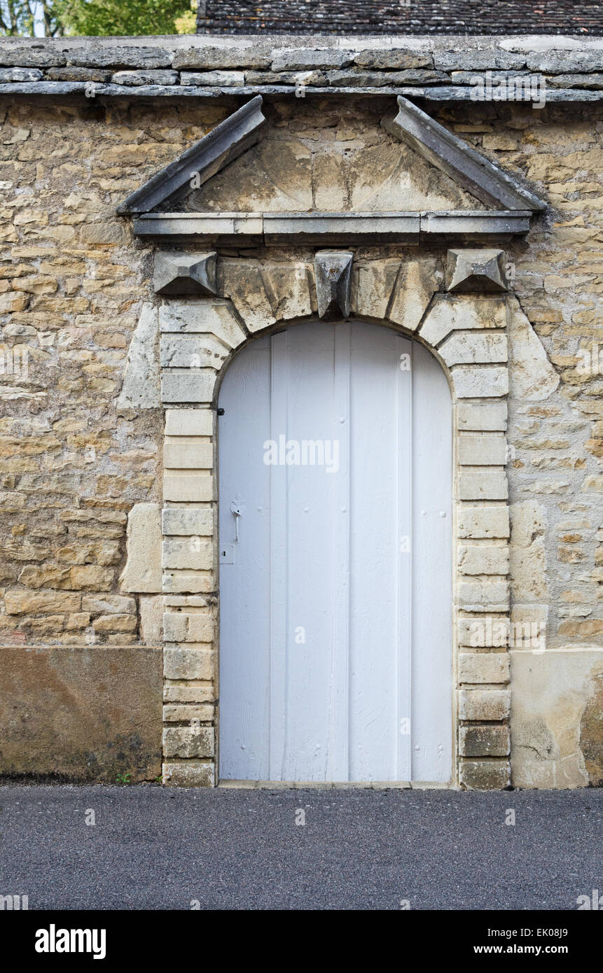 Entrance to the courtyard of the Maison Jonchapt, ca.1650. Santenay, Côte-dOr, France Stock Photo