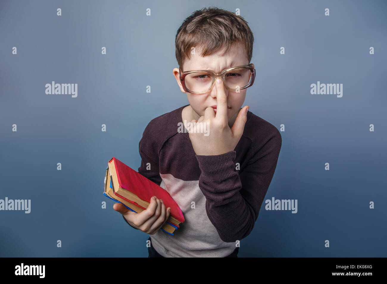 Подросток. Ребенок идея. Девушка с вопросительным лицом. Мальчик 10 лет топлесс с руками за головой. Креативное мышление.