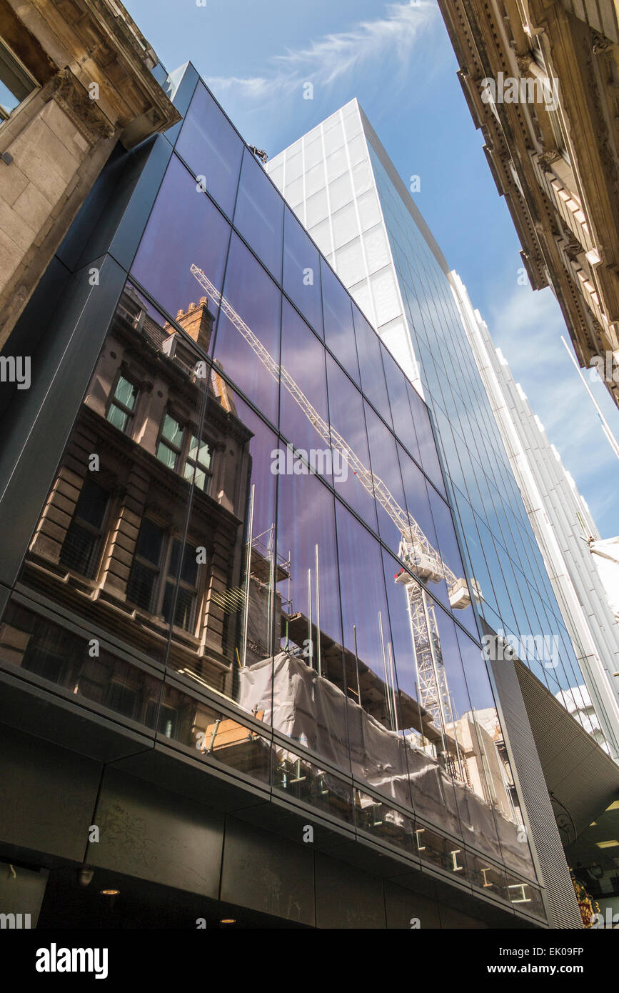 New Court, St Swithin's Lane, London EC4, headquarters of Rothschild bank in the City of London, with reflection of tower crane Stock Photo