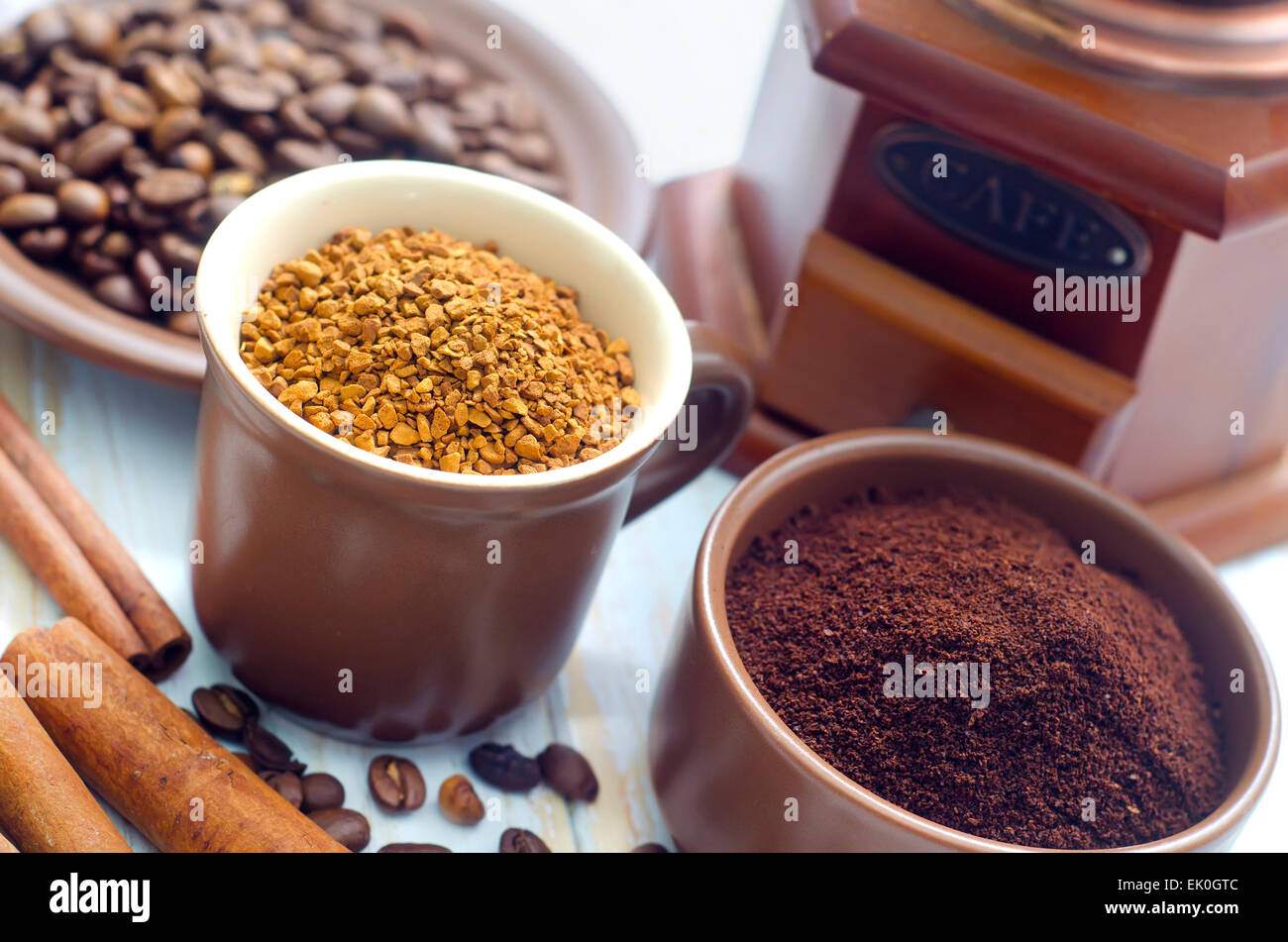 Кофе в зернах. Со скольки можно пить кофе детям. Во сколько лет можно пить кофе. Кофе в 9 лет. Кофе в кофейне.