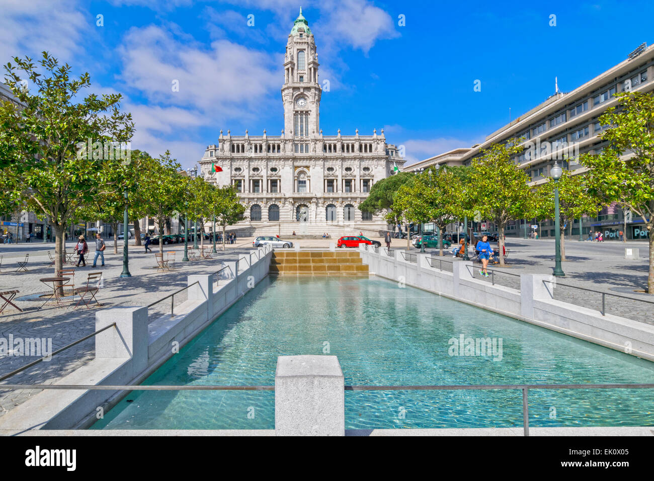 PORTO PORTUGAL MUNICIPAL BUILDING AND SQUARE WITH WATER FEATURE ON THE AVENUE DOS ALIADOS Stock Photo