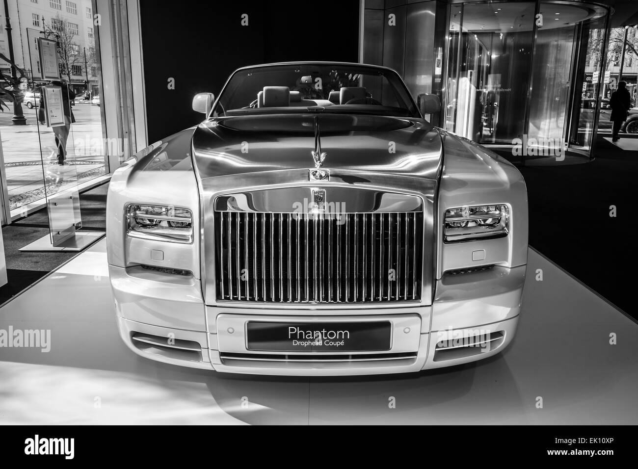 Showroom. Luxury car Rolls-Royce Phantom Drophead Coupe Stock Photo - Alamy