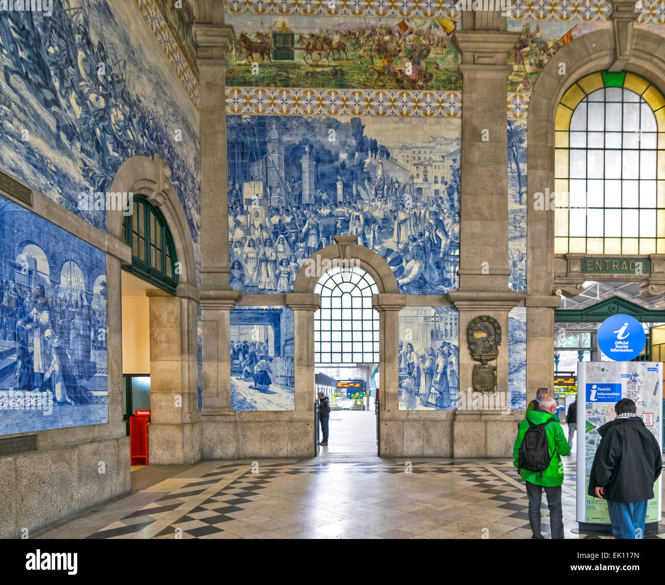 PORTUGAL PORTO THE TRAIN STATION SAO BENTO WITH BLUE AND COLOURED TILES  WITH HISTORICAL SCENES LOOKING TOWARDS CORNER SIDE WALL Stock Photo - Alamy