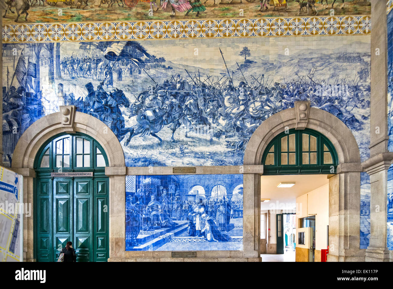 PORTUGAL PORTO THE TRAIN STATION SAO BENTO WITH BLUE AND COLOURED TILES  WITH HISTORICAL SCENES LOOKING TOWARDS THE SIDE WALL Stock Photo - Alamy