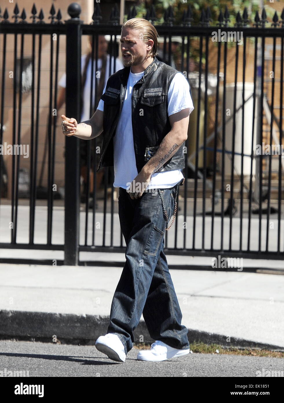 Charlie Hunnam carrying a gun on the set of 'Sons of Anarchy' Featuring:  Charlie Hunnam Where: Los Angeles, California, United States When: 30 Sep  2014 Stock Photo - Alamy
