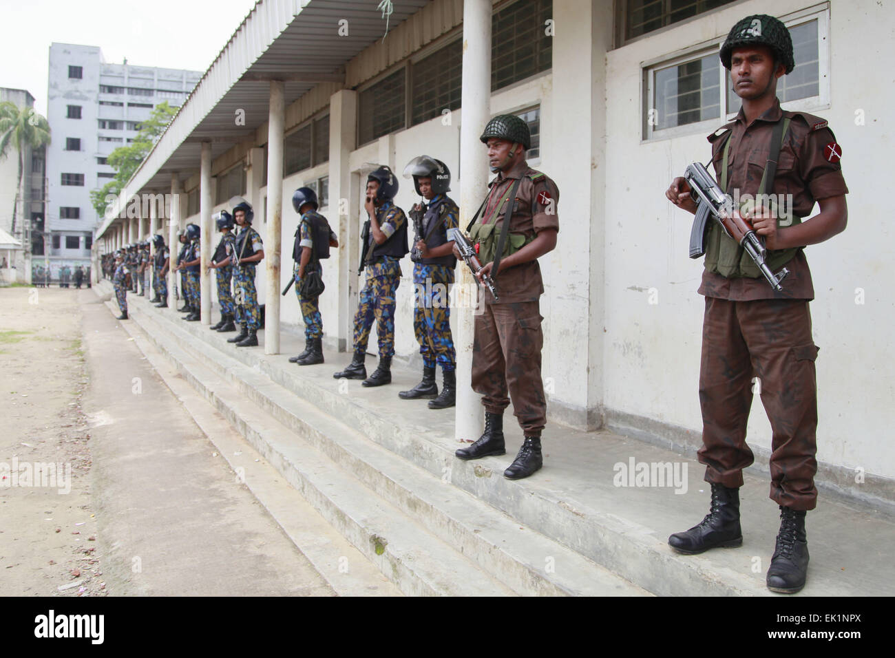 Dhaka, Bangladesh. 5th Apr, 2015. Border Guard Bangladesh (BGB) personnels stand guard at the special court during a trial against Bangladesh's former Prime Minister and Bangladesh Nationalist Party (BNP) leader Kaleda Zia, April 5, 2015, Dhaka, Bangladesh. Khaleda Zia filed two petitions on Tuesday seeking withdrawal of arrest warrants issued against her in graft cases. Credit:  Suvra Kanti Das/ZUMA Wire/ZUMAPRESS.com/Alamy Live News Stock Photo