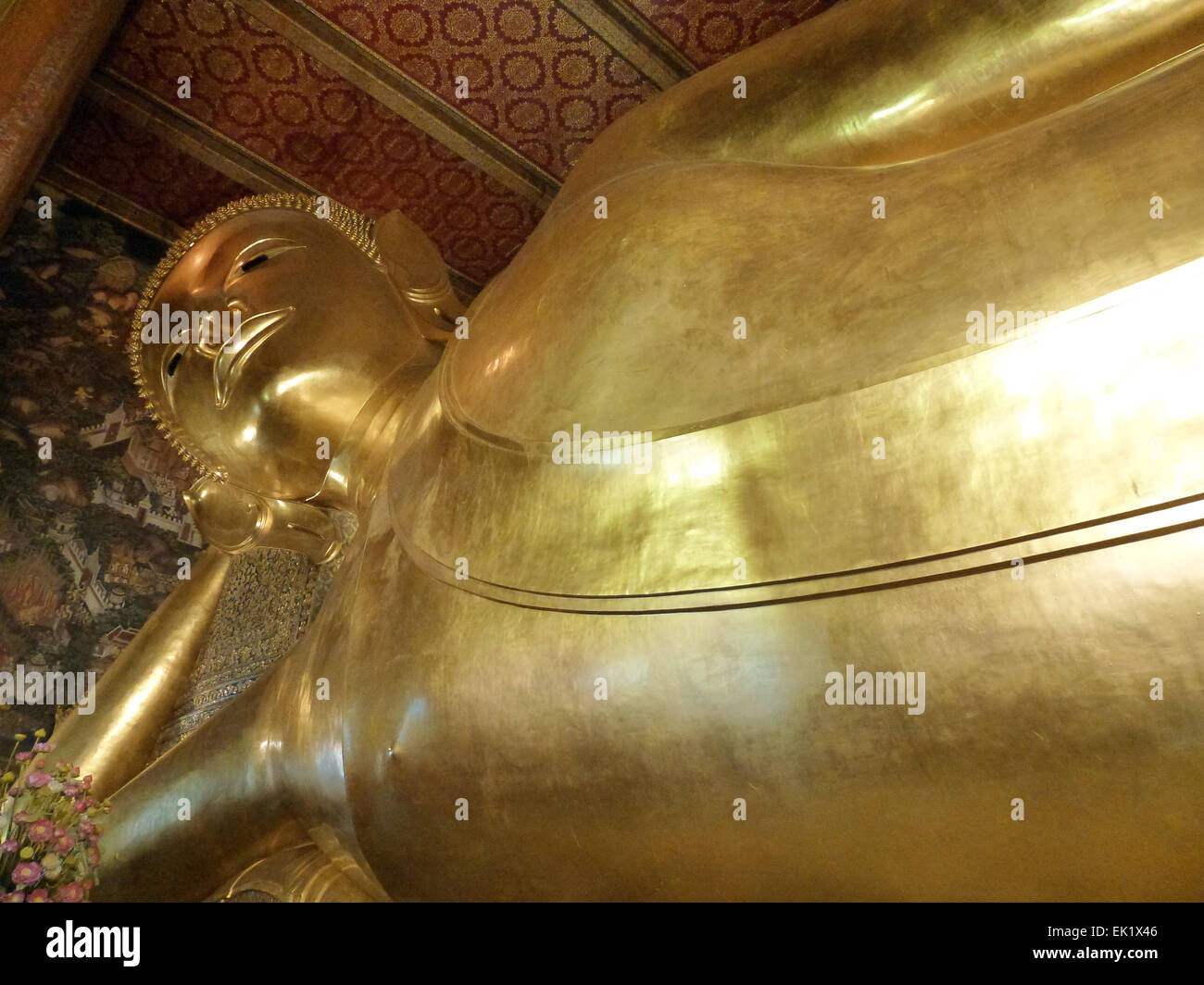 Bangkok, Thailand. 22nd Feb, 2015. The statue of the Reclining Buddha at Wat Pho in Bangkok, Thailand, 22 February 2015. Wat Pho, also named the Temple of the Reclining Buddha (official name: Wat Phra Chettuphon Wimon Mangkhalaram Ratchaworamahawihan), is located at the centre of Bangkok's historic district. Photo: Alexandra Schuler/dpa - NO WIRE SERVICE -/dpa/Alamy Live News Stock Photo