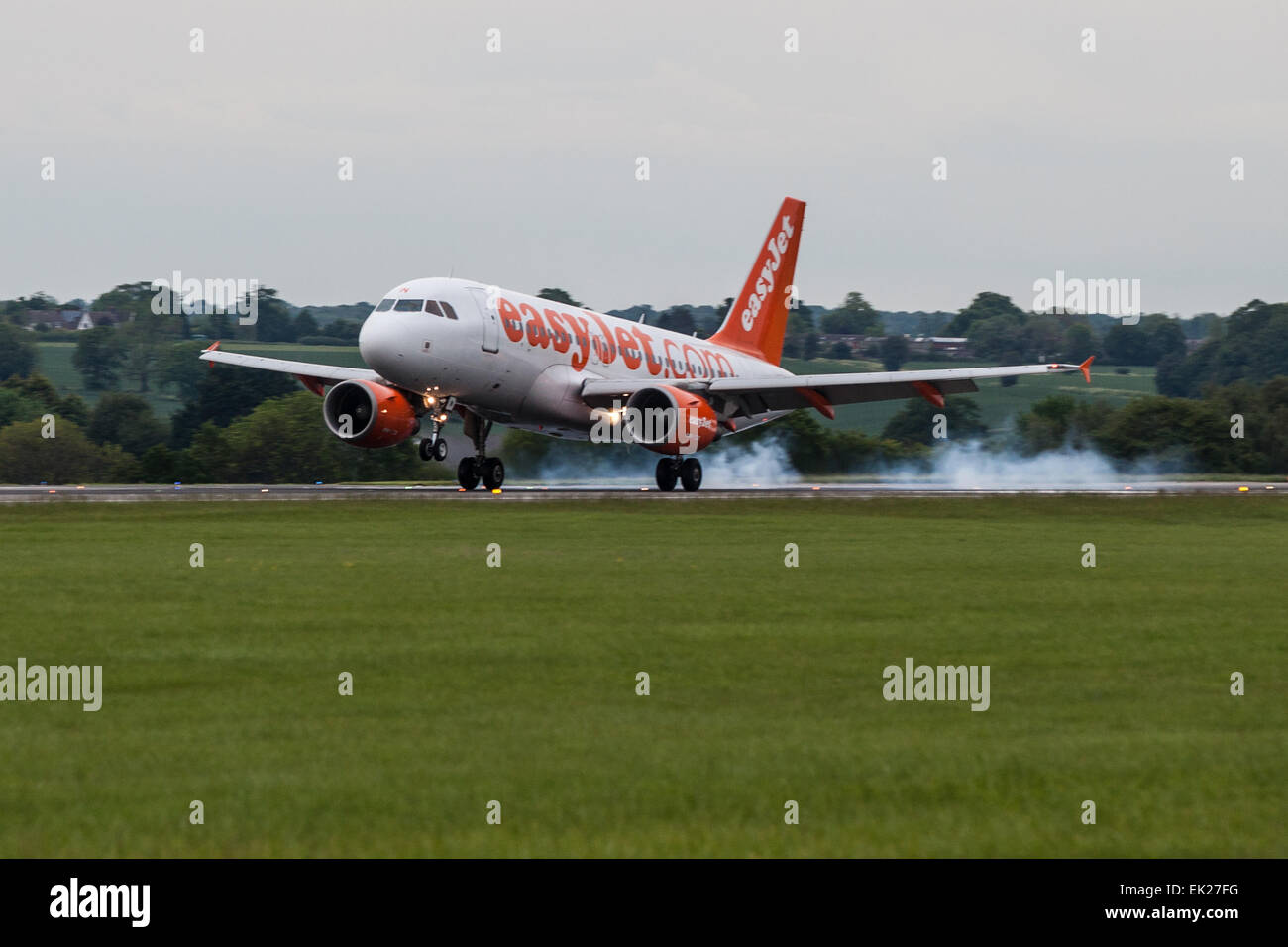 London luton airport runway hi-res stock photography and images - Alamy