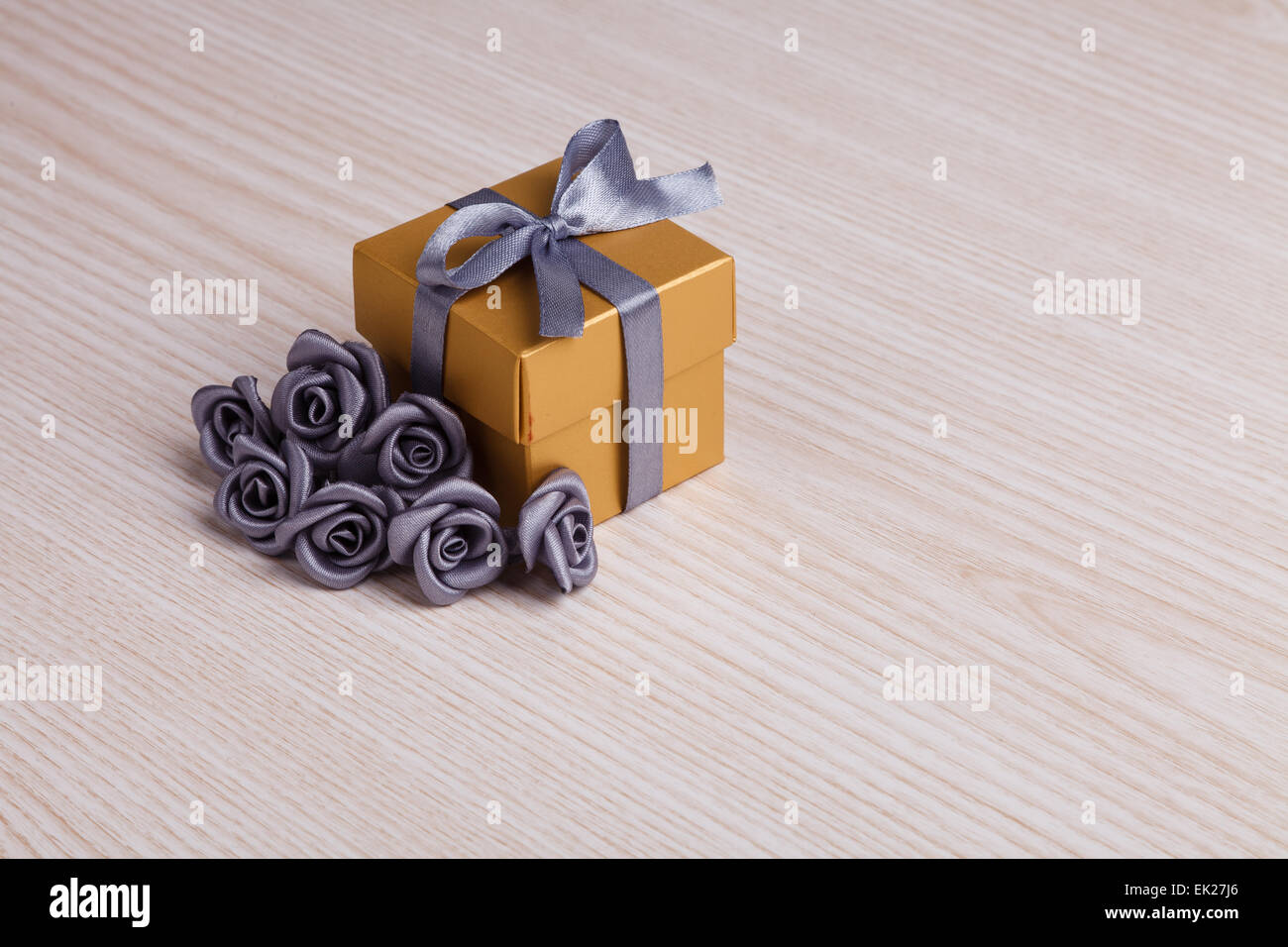 Golden gift box bouquet hi-res stock photography and images - Alamy