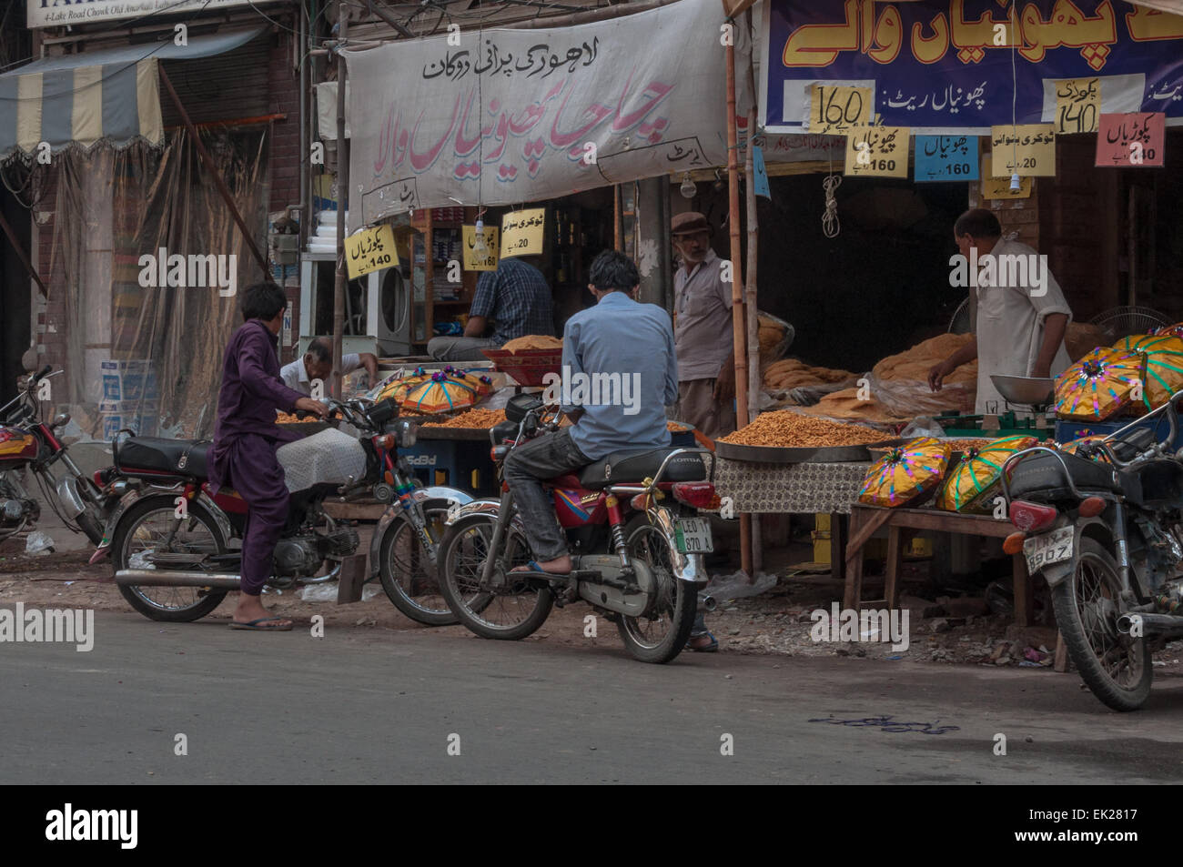 Market in downtown lahore hi-res stock photography and images - Alamy