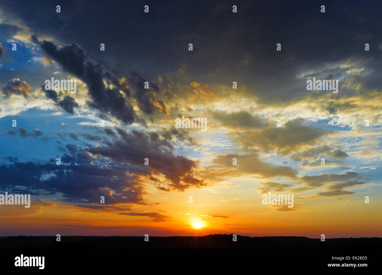 Golden sun horizon land hi-res stock photography and images - Alamy