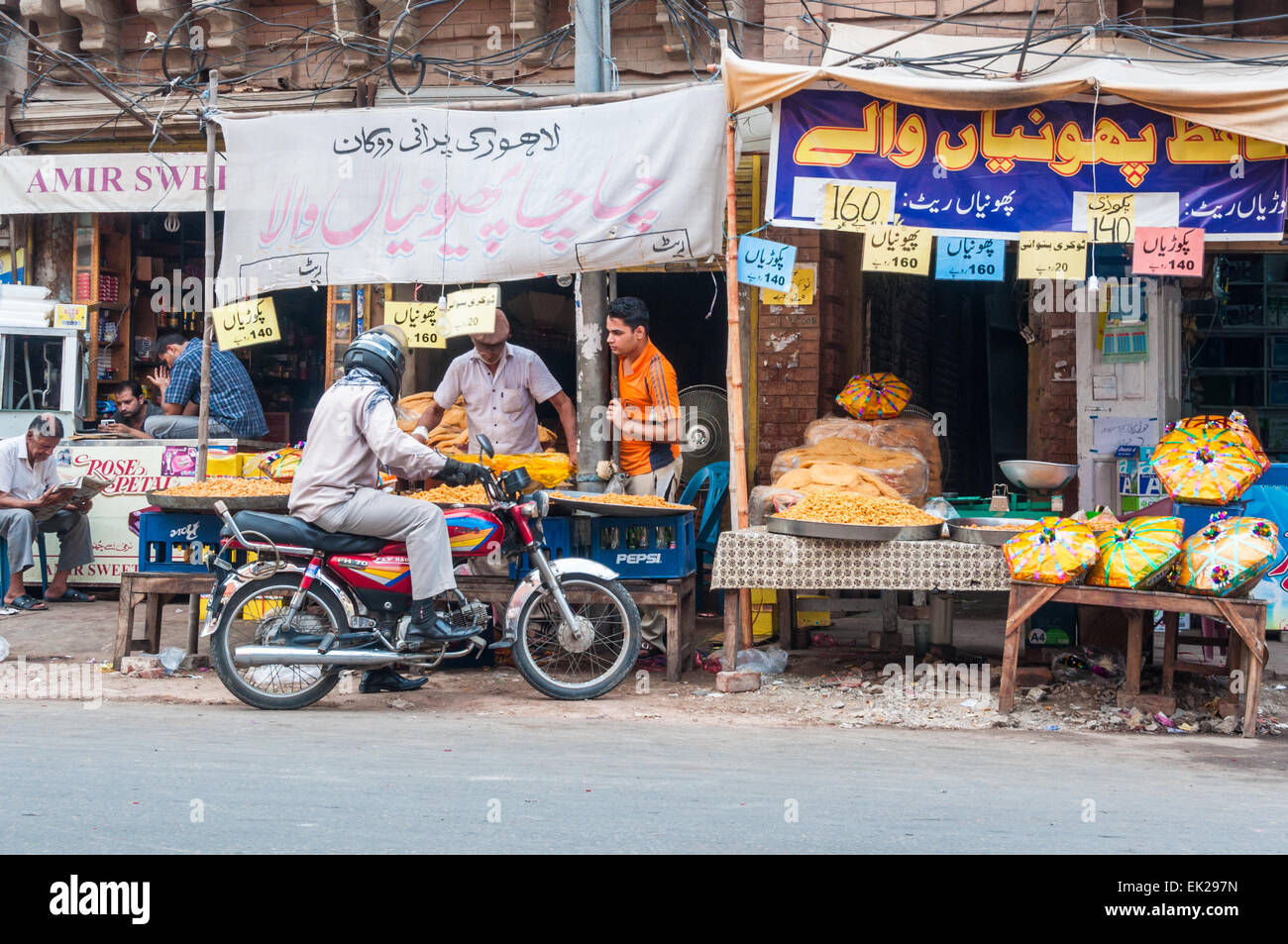 Market in downtown lahore hi-res stock photography and images - Alamy