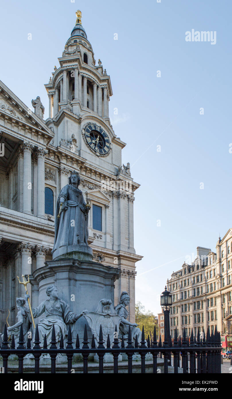 Queen Victoria Statue, St. Paul's Cathedral, London Stock Photo