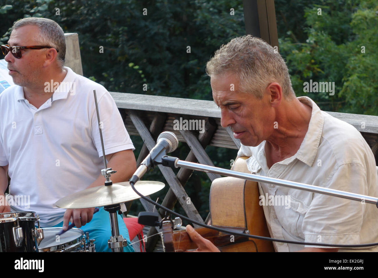 Jack Robineau and Georges Paltrié, performing live jazz at Le Moulin Fort Camping, near Francueil in the Loire Stock Photo