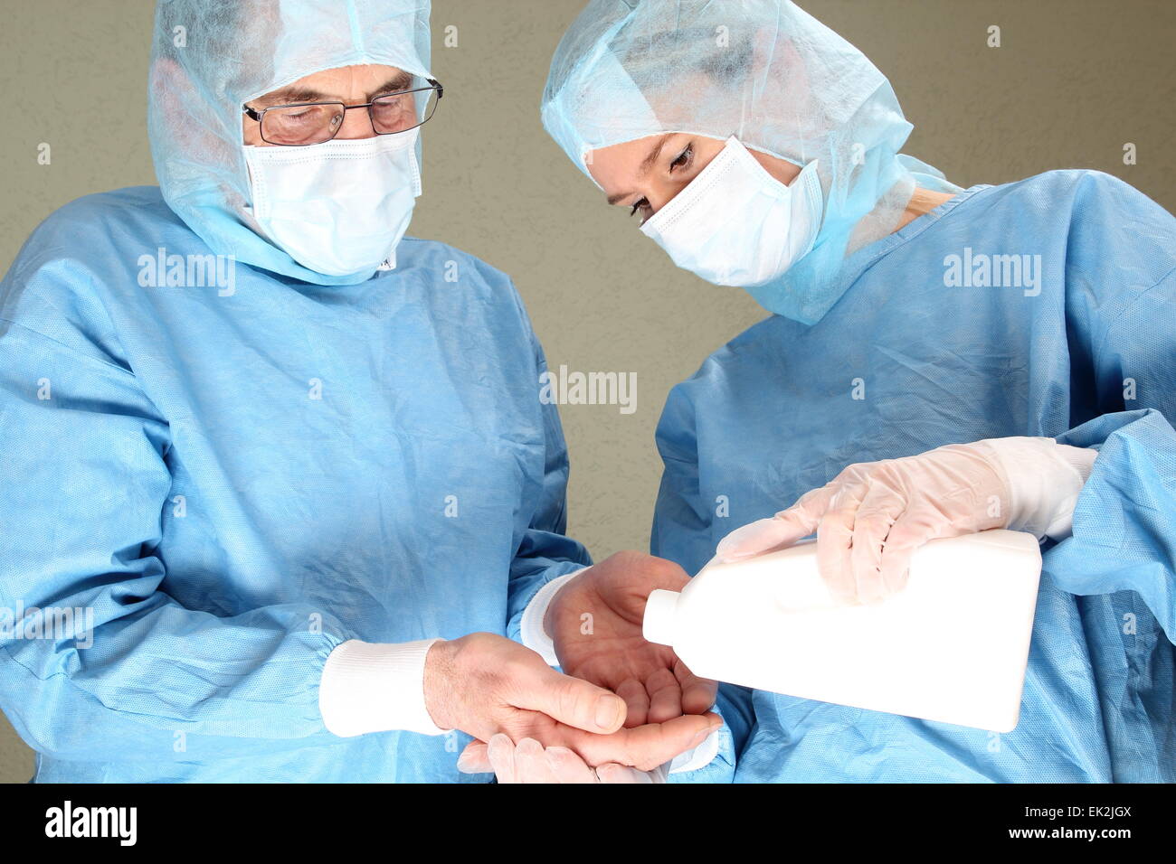 Two doctors during a dand disinfection in a op Stock Photo