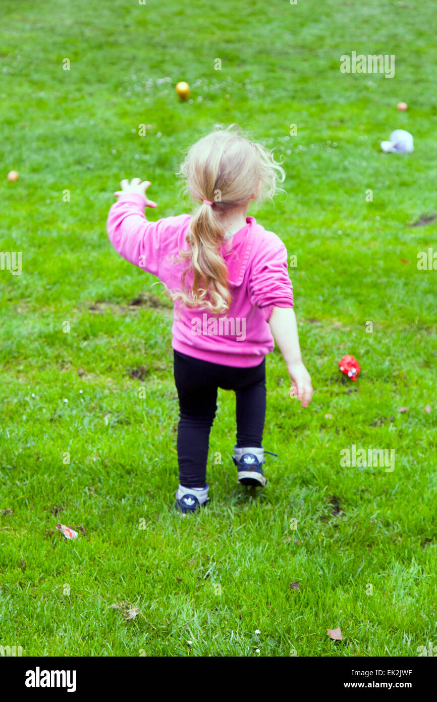 Avenham Park, Preston, Lancashire, UK 6th April, 2015. Easter Egg rolling at Avenham Park. Martina, 3 years old rolling her Easter egg on the hill traditionally used for the event in the park, on the first rolling of the day. Stock Photo