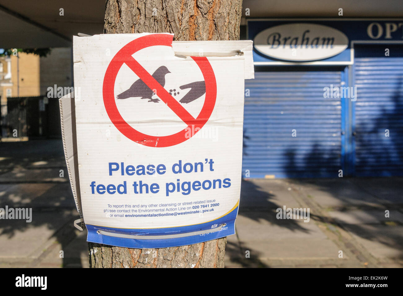 Sign dont feed the birds hires stock photography and images Alamy