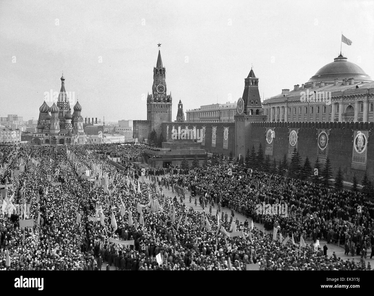 Москва приветствует. Встреча Гагарина на красной площади 1961. Ликование на красной площади в честь полёта Гагарина 1961. Площадь Юрия Гагарина в Москве.