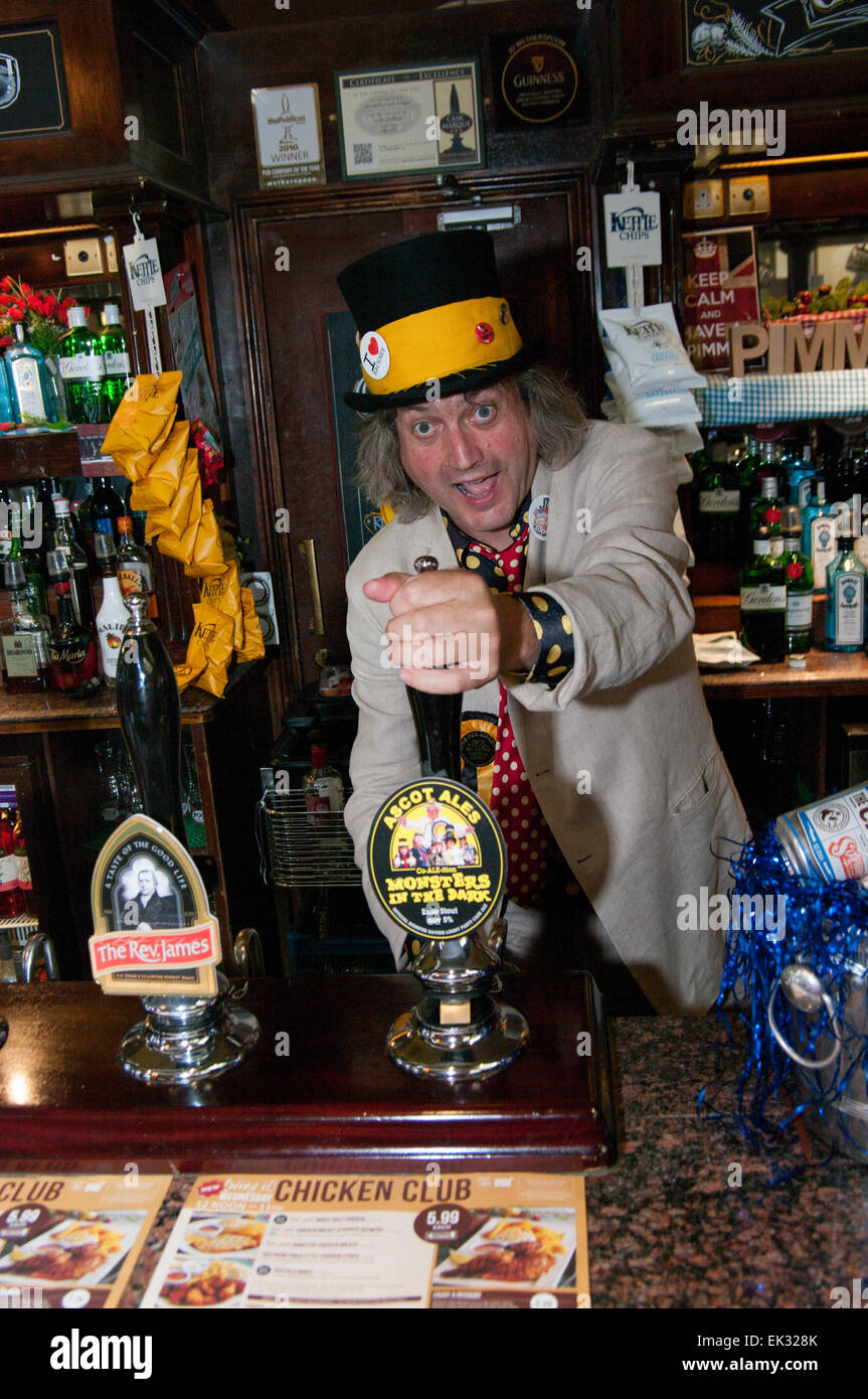 Monster Raving Loony Party Co-ALE-ition beer launch in a Weatherspoons pub in Stoke Newington, Knigel Knapp pouring a pint Stock Photo