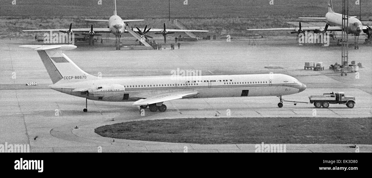 Ilyushin Il 62 Black and White Stock Photos & Images - Alamy