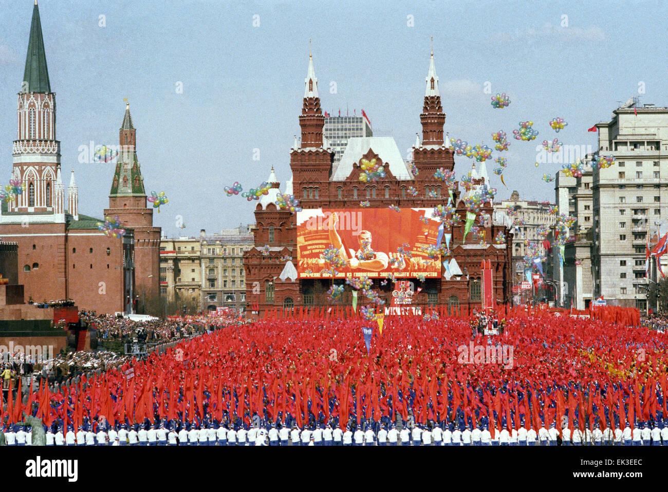 moscow-ussr-may-1-1978-sportsmen-march-in-the-may-day-parade-EK3EEC.jpg