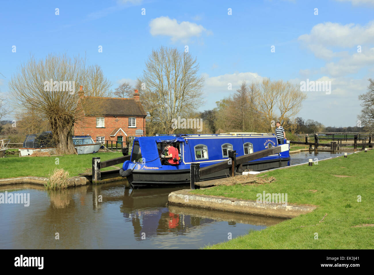 Papercourt Lock, Ripley, Surrey, England, UK. 6th April 2015. A lovely Spring day with temperatures reaching 17 degrees celsius in rural Surrey, made it perfect for a boating trip along the Wey Canal. Credit:  Julia Gavin UK/Alamy Live News Stock Photo