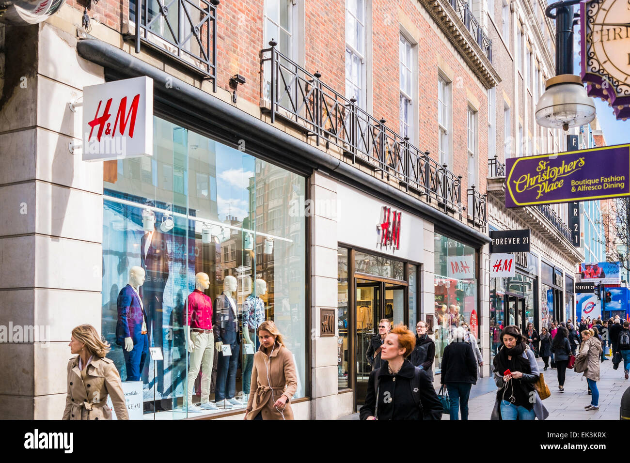 Shops shopping people h&m hi-res stock photography and images - Alamy