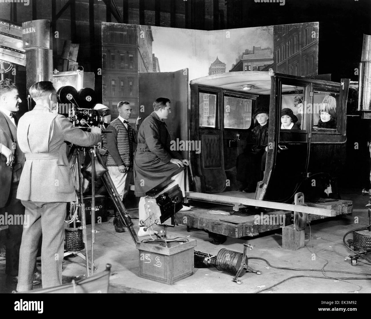 Cinematographer Chester A. Lyons (camera) Director King Vidor (at car) Edith Yorke Laurette Taylor Hedda Hopper on-set of the Stock Photo