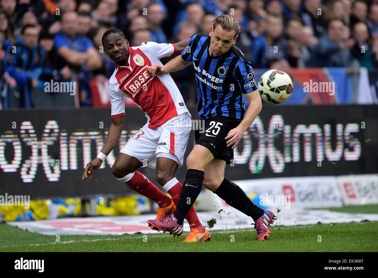 Brugge, Belgium. 06th Apr, 2015. Jupiler League Football play-offs, 1st leg. FC Brugge versus Standard Liege. Rudy Ruud midfielder of Club Brugge challenged by Enoh Eyong of Standard Liege Credit:  Action Plus Sports/Alamy Live News Stock Photo