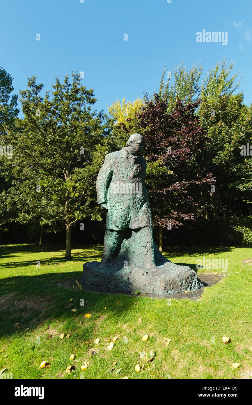 Oscar Nemon statue of Sir Winston Churchill, Pines Gardens, St Margaret's at Cliffe, St Margarets Bay, Dover, White Cliffs Count Stock Photo