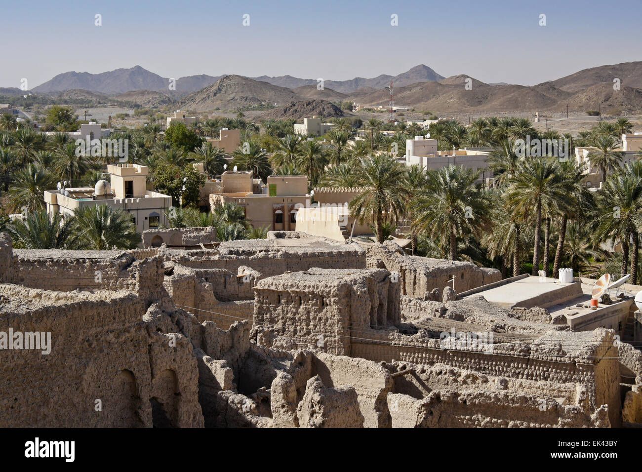 Ruins of old mudbrick houses below Bahla (Bahala) Fort, Sultanate of Oman Stock Photo