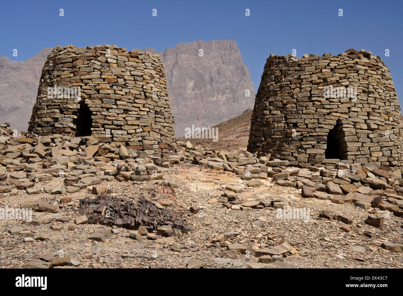 Jebel Misht and Qubur Juhhal beehive tombs at Al-Ayn, Oman Stock Photo